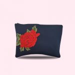 Pochette blu con fiore rosso