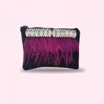 Mini-pochette nera con piume fucsia e strass