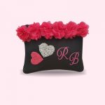 Mini-pochette nera con fiori fucsia e cuoricini in strass