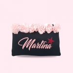 Pochette nera con rose rosa