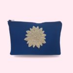 Pochette azzurra con fiore bianco con strass