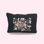 Pochette nera con fiori, pietre e paillettes